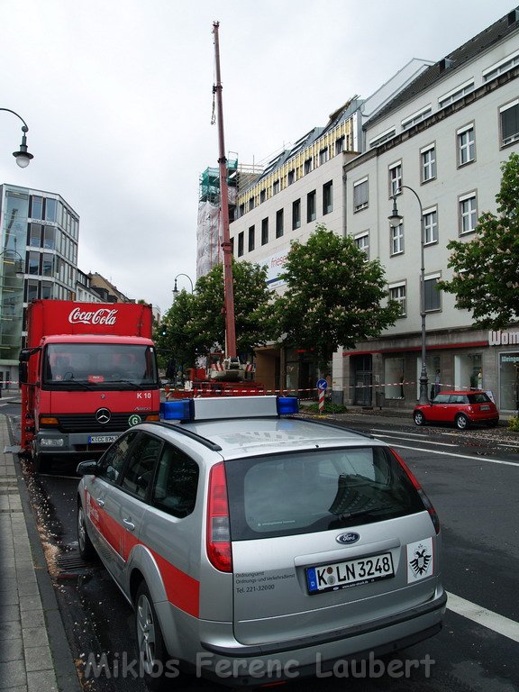 800 kg Fensterrahmen drohte auf Strasse zu rutschen Koeln Friesenplatz P20.JPG